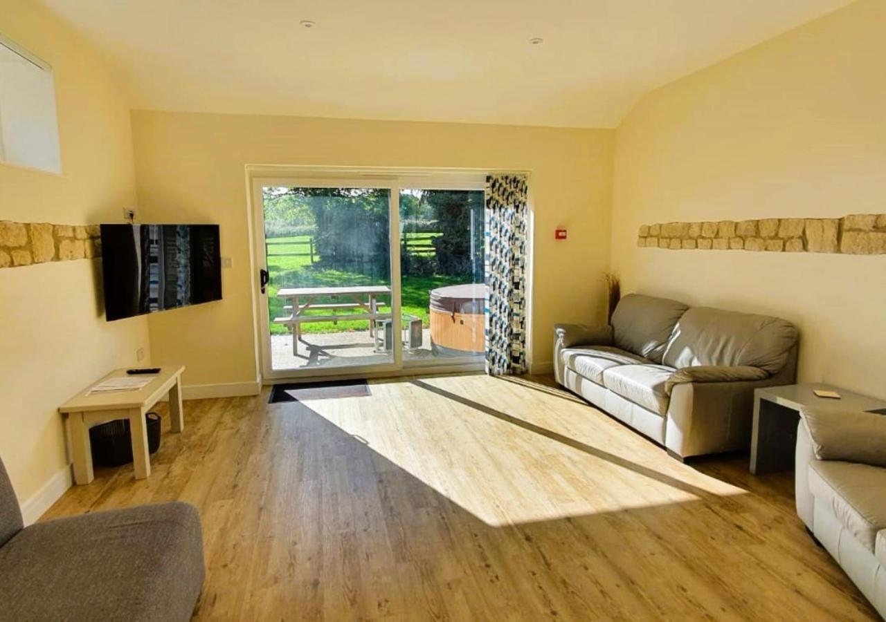 Дом отдыха The Victorian Barn, Self-catering Holidays With Pool And Hot Tubs, Dorset Woolland